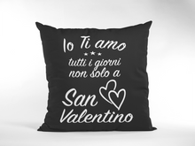 Laden Sie das Bild in den Galerie-Viewer, Io Ti Amo Valentinstag Sofa Kissen schwarz &amp; Rot - Scheiß auf Valentinstag liebe dich jeden Tag Italienisch
