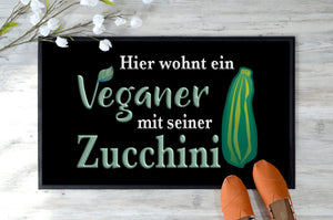 "Hier wohnt ein Veganer mit seiner Zucchini" Staubfangmatte / Fußmatte - Great Things 4 Family