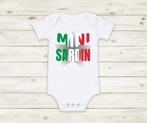 Babybody Strampler  "Mini Sardin" Geburt Geschenk Baby Party Italien Italienerin Sardinien Italienisch - Great Things 4 Family