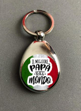 Laden Sie das Bild in den Galerie-Viewer, Papa del Mondo Schlüsselanhänger Italien Edelstahl oder Kunstleder mit Einkaufschip Geschenk Italiener Flagge magnetisch - Great Things 4 Family
